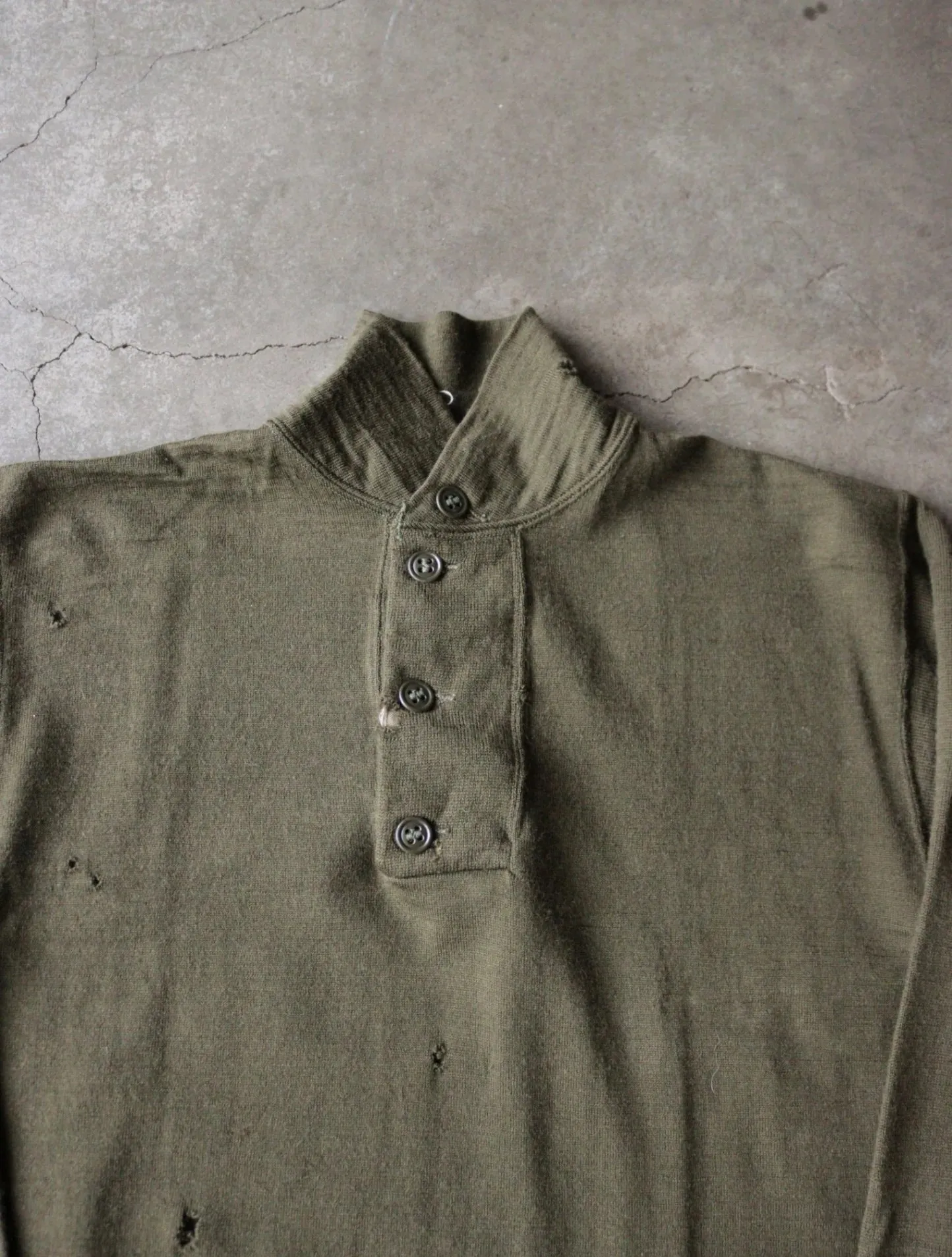 1970S DISTRESSED MILITARY GREEN WOOL THERMAL SHIRT