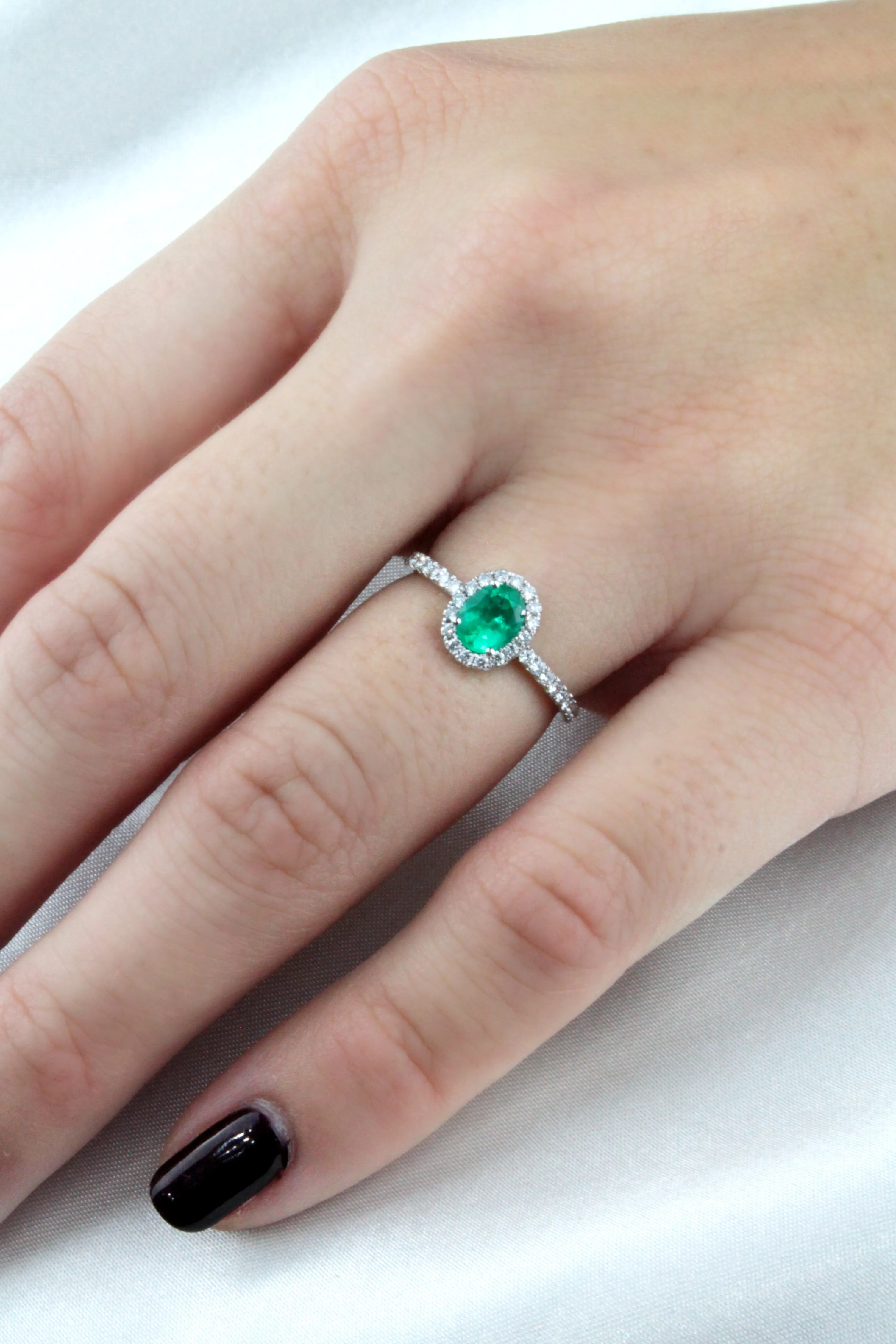 Oval Emerald Fashion Ring